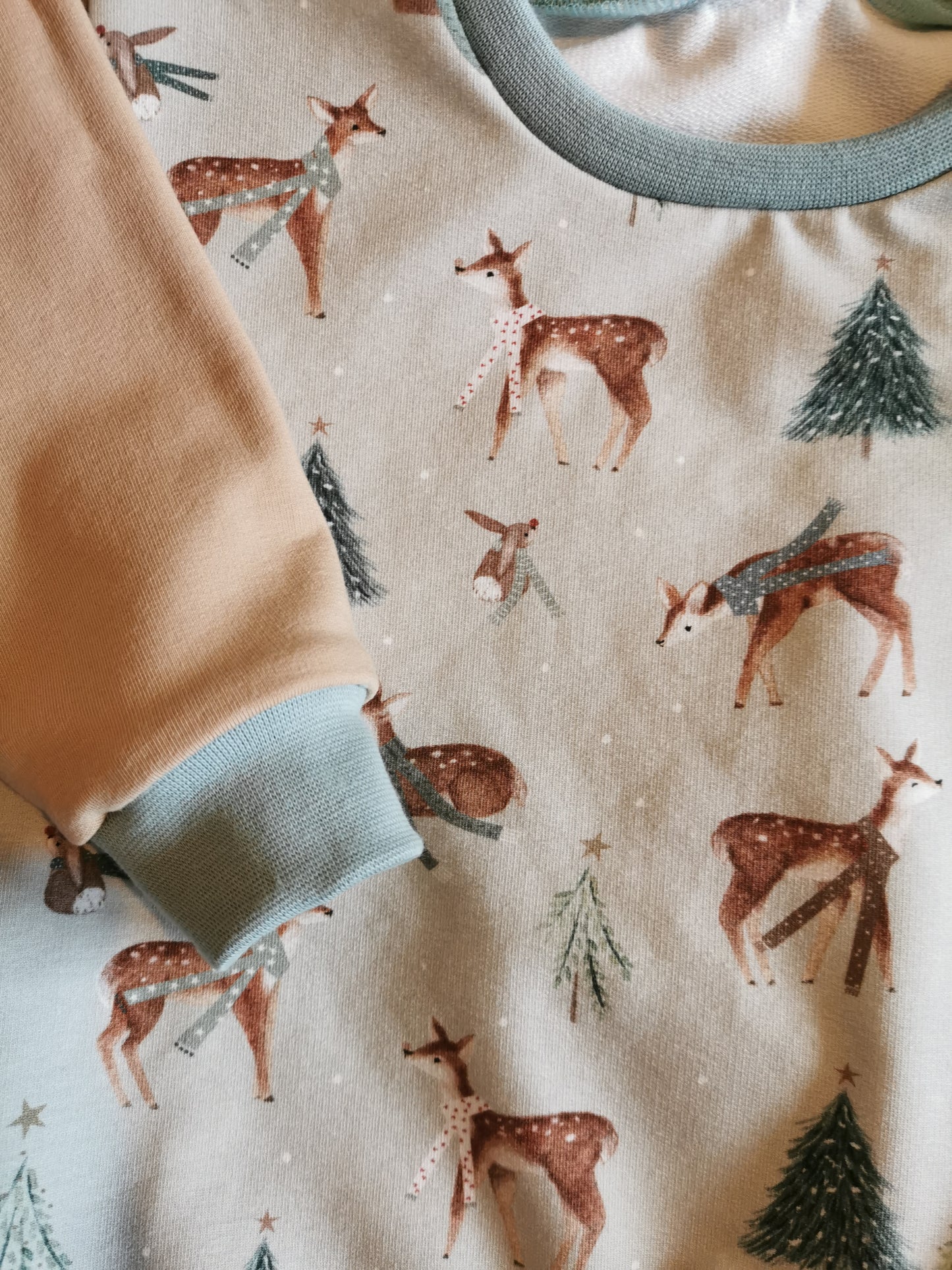 Lounge Sweatshirt Rehkitz im Winterwald Gr. 92 (18-24 Monate)