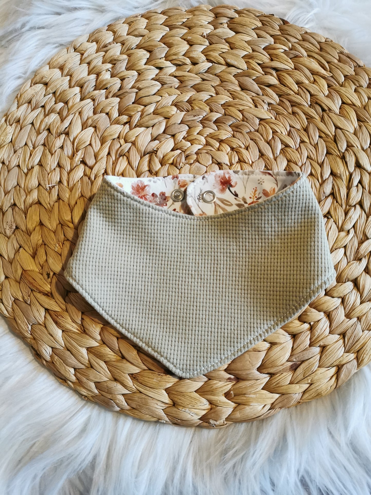 Halstuch Wasserblumen olivgrün (0-1 Jahr)