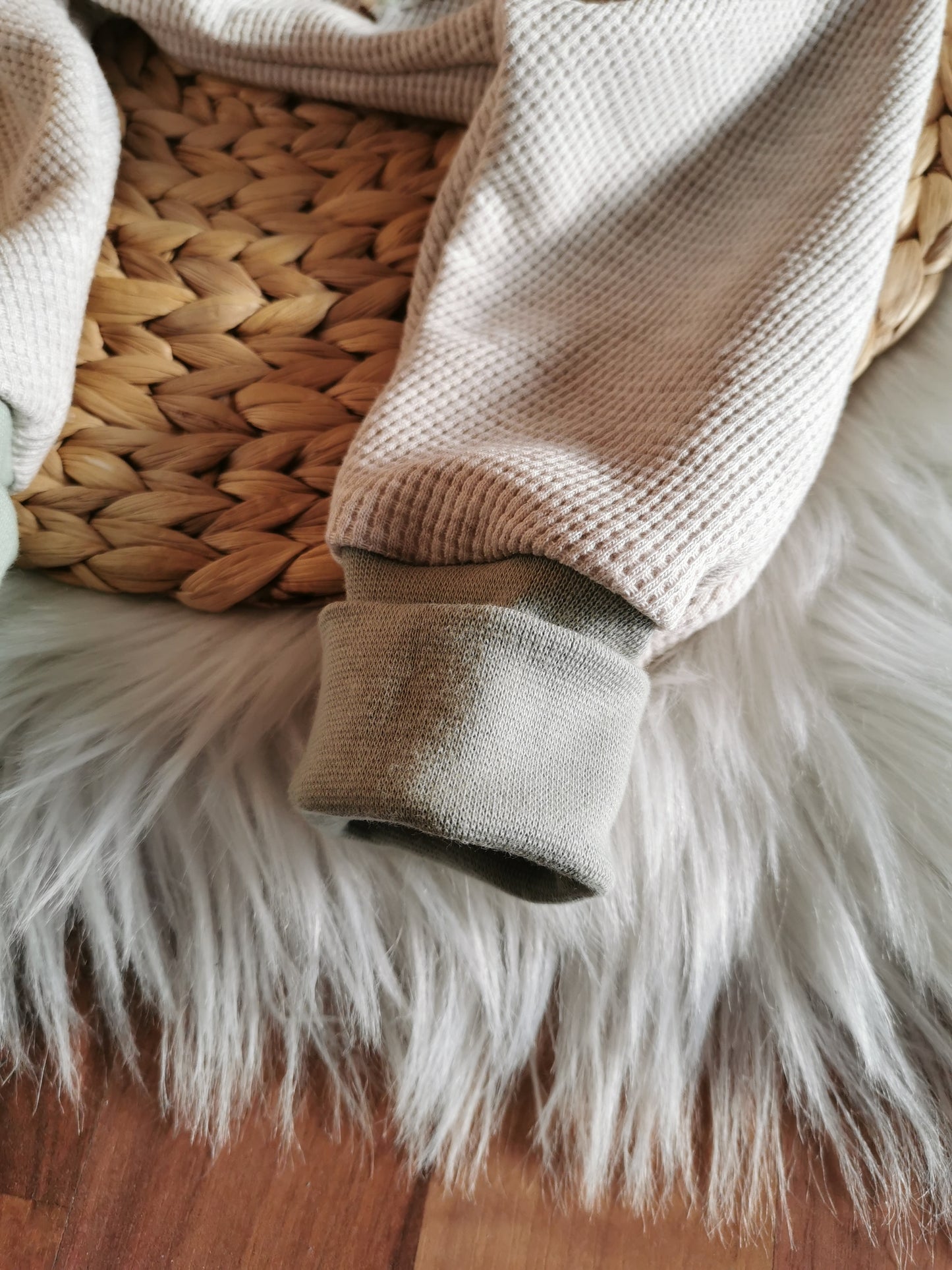 Pumphose beige schilfgrün Gr. 74 (7-9 Monate)