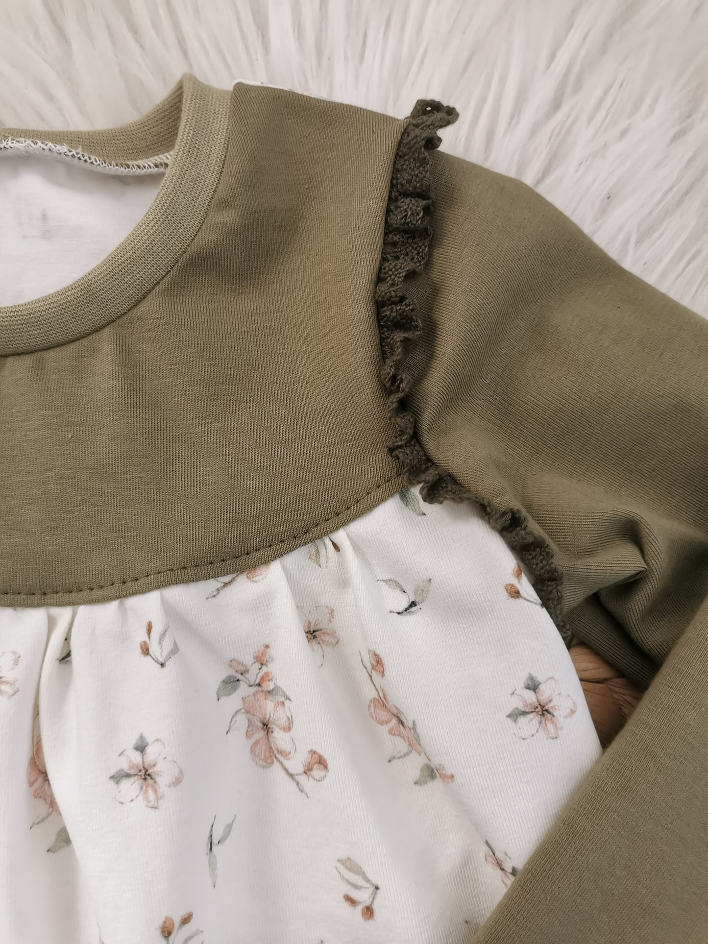 Rüschenshirt Kirschblüten apricot olivgrün Gr. 98 (2-3 Jahre)