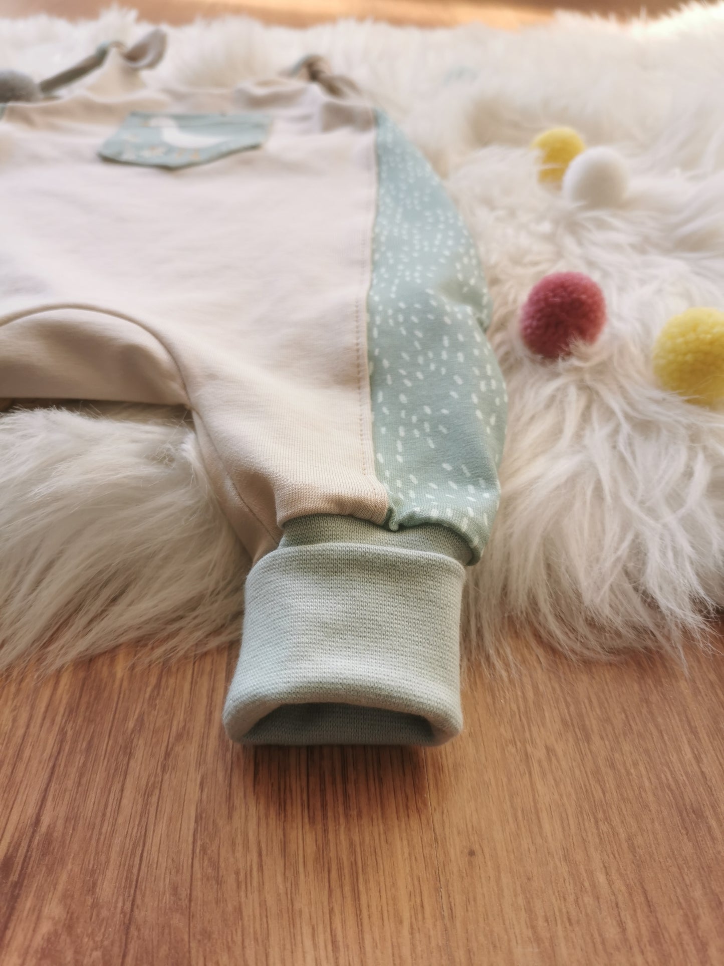 Strampler mit Knotung, Gans sand altmint Gr. 62 (2-3 Monate)