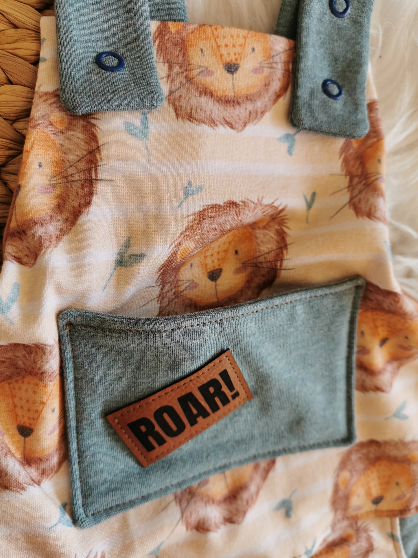 Latzhose Shorts Löwe Gr. 86 (12-18 Monate)